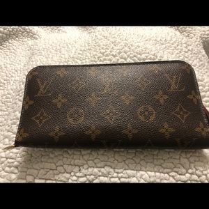 Louis Vuitton zippy wallet